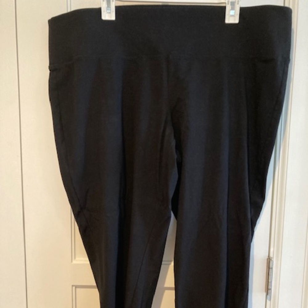 Livi Black Cropped Pants Size 22/24